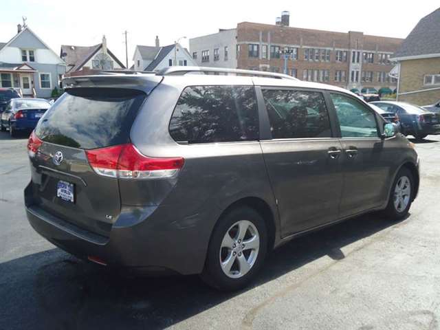 2011 Toyota Sienna LE 8-Passenger 4dr Mini-Van V6